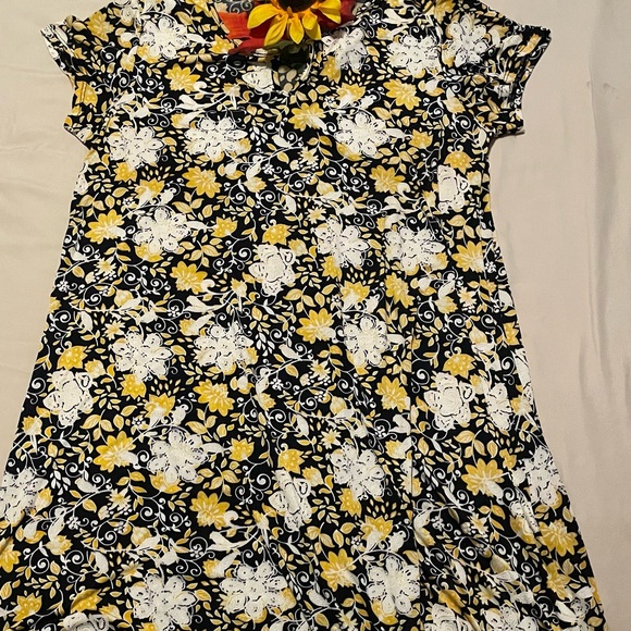 Dresses & Skirts - EC. Yellow black & white Floral dress. Very lightweight short/medium length sz L